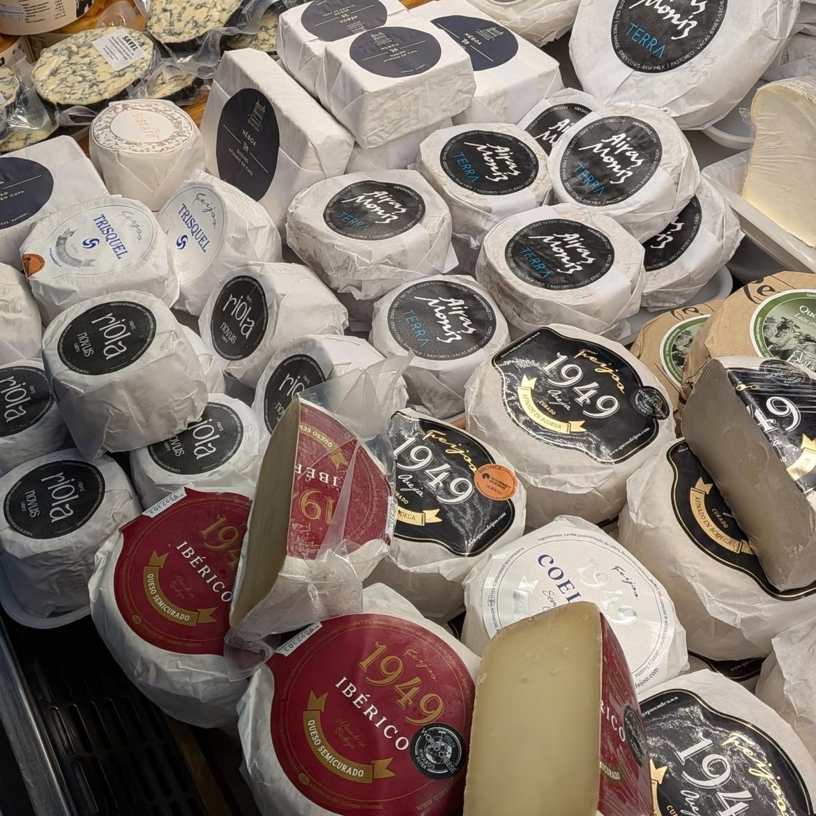 Publicación de Instagram de Charcutería Hernández con productos gourmet de la tienda (1 de 9)